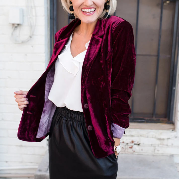 Long-sleeved velvet blazer for women - Trendy fashion for any season - Sophisticated look for any occasion