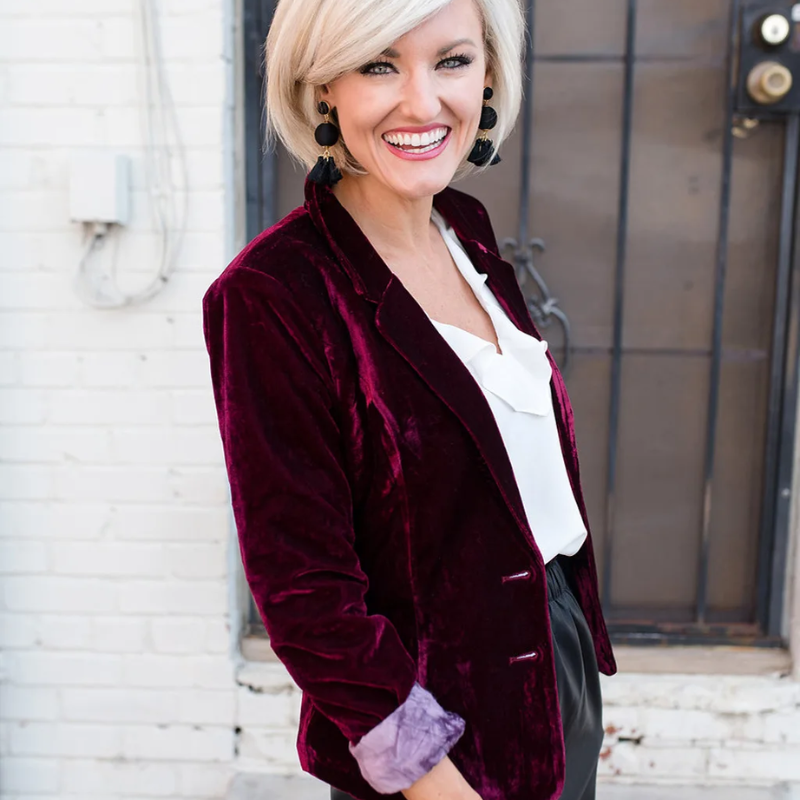 Long-sleeved velvet blazer for women - Trendy fashion for any season - Sophisticated look for any occasion