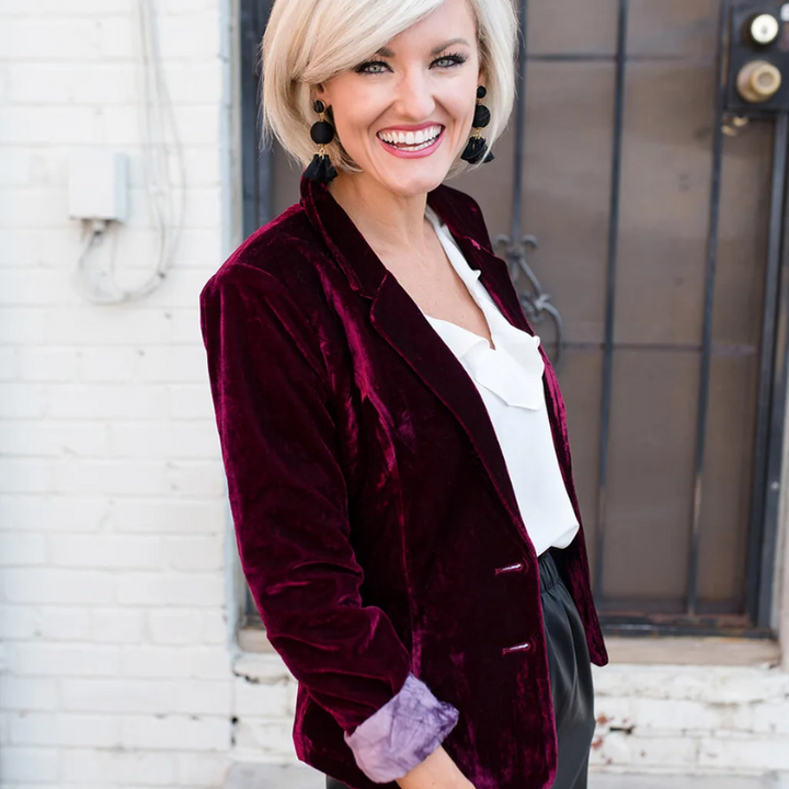 Long-sleeved velvet blazer for women - Trendy fashion for any season - Sophisticated look for any occasion