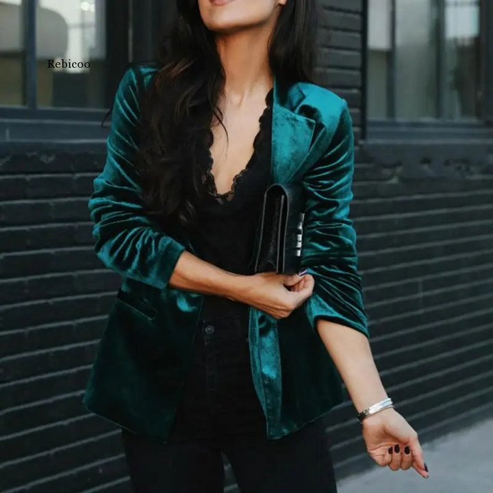 Long-sleeved velvet blazer for women - Trendy fashion for any season - Sophisticated look for any occasion