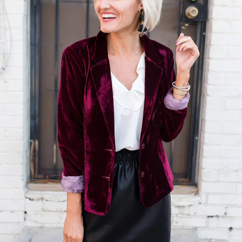 Long-sleeved velvet blazer for women - Trendy fashion for any season - Sophisticated look for any occasion