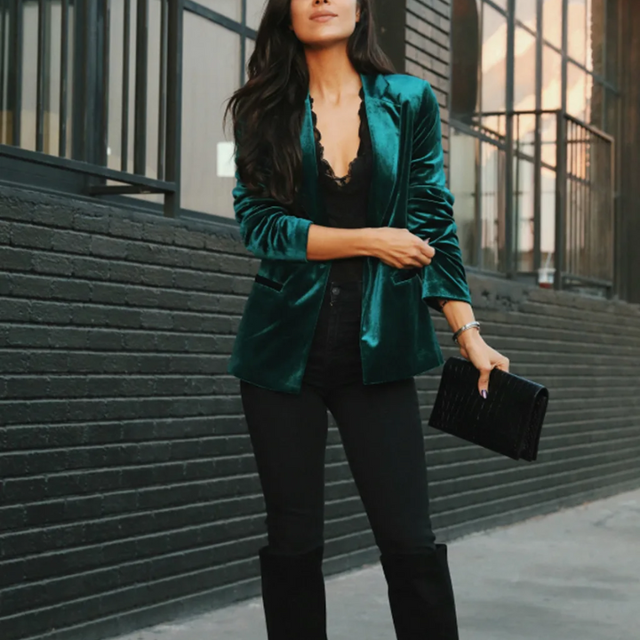Long-sleeved velvet blazer for women - Trendy fashion for any season - Sophisticated look for any occasion
